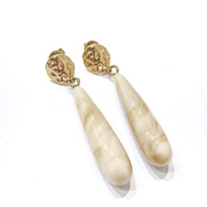 Orecchini goccia in resina lunga (beige)